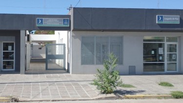 Violencia en un centro de salud de Catriel: la imputaron por golpear a un médico y dañar un consultorio