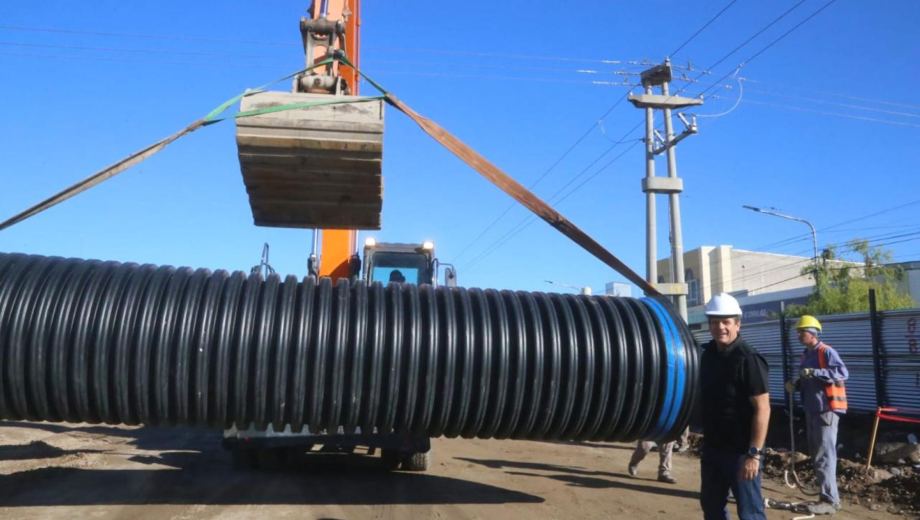 Se colocan los conductos pluviales en la Avenida Mosconi de Neuquén. Foto: Gentileza. 