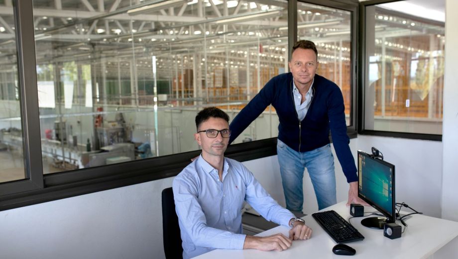 Mariano y Germán Perón, los hermanos al frente de la empresa que procesa frutas de la Patagonia y Mendoza para exportar a todo el mundo. Foto: gentileza Germán Perón.