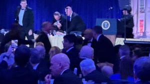 Tiroteo en la cena de corresponsales: evacuaron a Donald Trump de urgencia y un agente sobrevivió a un disparo a corta distancia