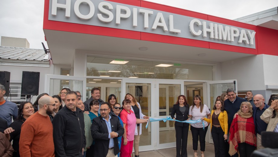 Participaron también del acto la directora del hospital, Erica Narváez, junto a autoridades provinciales y municipales, equipos de salud y vecinos. Foto: Gobierno de Río Negro.