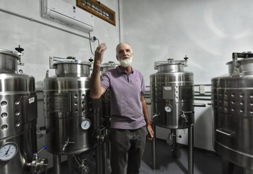 De ingeniero a bodeguero: el vino artesanal de Huincul