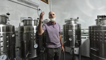 En Huincul, la familia Beckmann elabora el vino en su propia bodega y viñedo