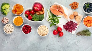 Ni dejar los carbohidratos ni hacer dietas extremas: los 6 alimentos que ayudan a bajar la grasa abdominal