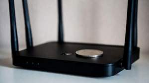 ¿Sirve poner una moneda sobre el WiFi? El truco viral que todos están probando