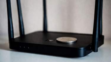 ¿Sirve poner una moneda sobre el WiFi? El truco viral que todos están probando