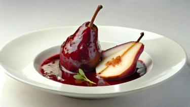 Peras al vino tinto con crema de mascarpone: un postre fácil, elegante y perfecto para el frío