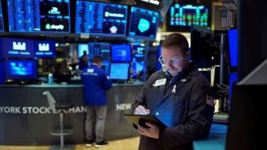 El riesgo país avanzó hacia los 600 puntos este martes: qué pasó con las acciones en Wall Street
