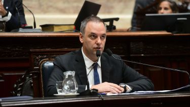 Con respaldo total del Gobierno, Manuel Adorni negó delitos, se aferró a su cargo y trasladó la disputa a la Justicia