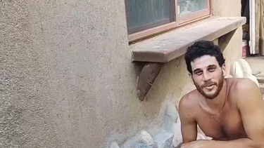 Así vive Momo, el hijo de Julián Weich: bioconstrucción y vida comunitaria en Traslasierra