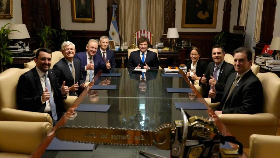 Javier Milei recibió al bufete que ganó el juicio por YPF. Foto: Presidencia. 