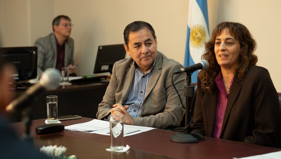 La funcionaria judicial junto al presidente de la comisión de Asuntos Constitucionales, Ernesto Novoa. Foto gentileza.