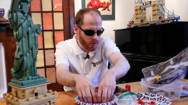 Es ciego, aprendió a jugar con Lego gracias a su niñera y hoy ayuda a que otros también puedan hacerlo