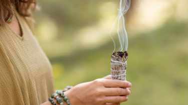 Cómo limpiar tu hogar de malas energías: métodos efectivos y rituales antiguos