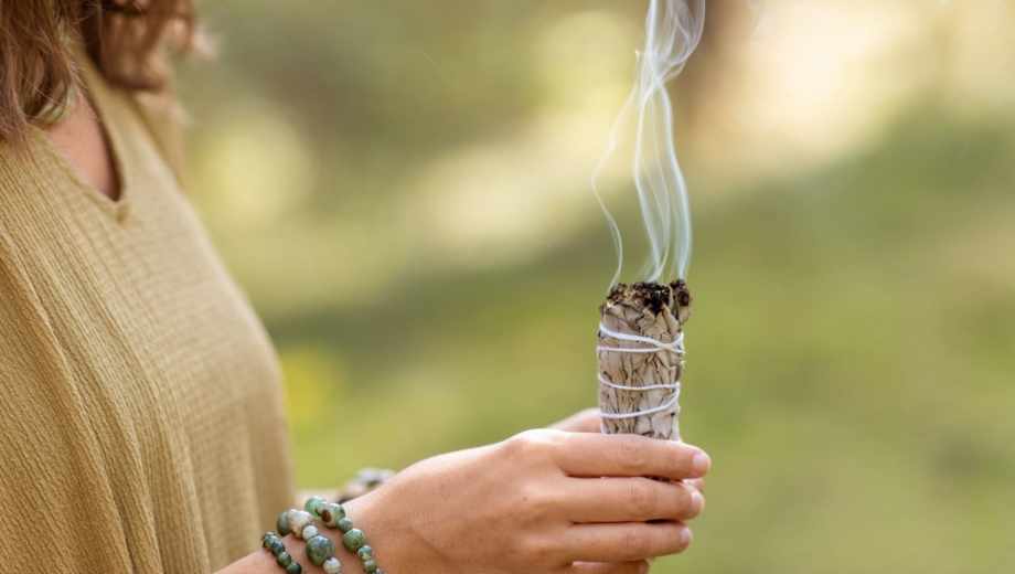 Cómo limpiar una casa de brujería: métodos efectivos para renovar la energía de tu hogar.-