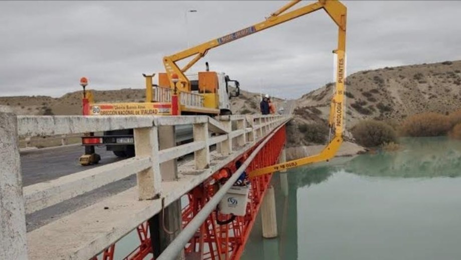 La máquina que realizará la evaluación de la estructura del puente sobre el Río Colorado.