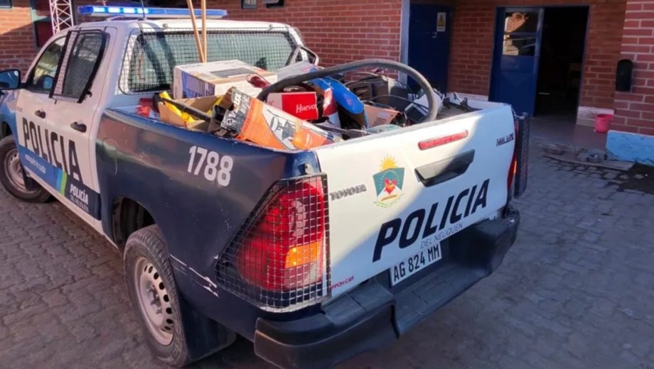 Elementos secuestrados en un allanamiento en Cuenca XV, Neuquén: droga, bicicletas y electrodomésticos.
