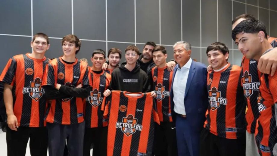 El gobernador con el plantel de Petrolero, uno de los clubes que cobró los aportes para la Liga Federal. (Neuquén Informa)