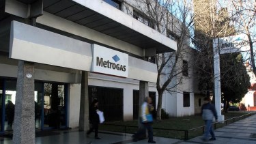 YPF se desprende de Metrogas: tres empresas compiten por el control de la distribuidora