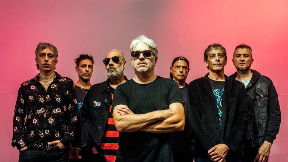 Estelares se formó en la Plata, en 1994, alrededor de la figura del juninense Manuel Moretti. 