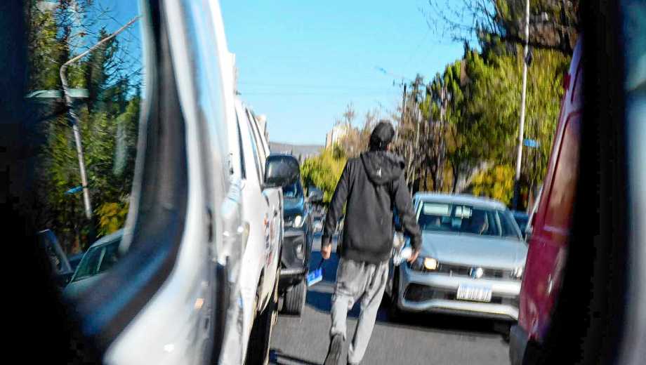 Las personas que limpian vidrios se retiraron del centro a otras esquinas con semáforos en la zona de los barrios del este y oeste (foto Matías Subat)