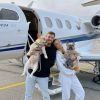 Imagen de Así es el estilo de vida "pet friendly" de Caro Calvagni y Nico Tagliafico: aviones privados y hoteles de lujo