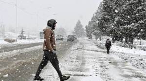 Alerta por lluvias y nevadas en la cordillera de Neuquén este lunes: frío y ráfagas de 70 km/h para el resto de la semana