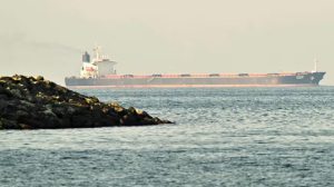 Irán desafía el bloqueo de Estados Unidos en el estrecho de Ormuz con el ingreso de un buque