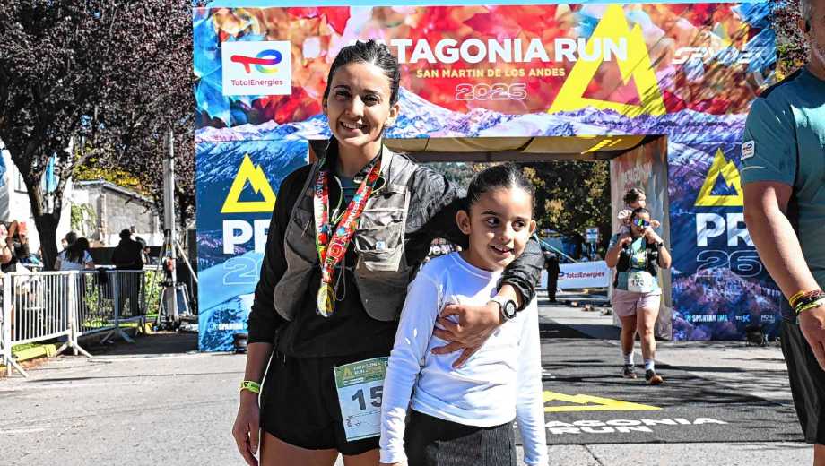 Hoy Paula Fuentealba vuelve a la tierra que un día dejó sin querer partir, ya hecha una mujer, siendo madre, esposa y psicóloga. La excusa es el Patagonia Run. (Foto: Alejandro Carnevale)