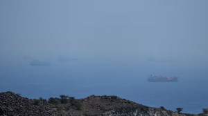 Tensión en el estrecho de Ormuz: Irán abrió el fuego contra tres buques tras el bloqueo de Estados Unidos