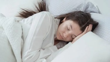 Dormir siempre a la misma hora sería más importante que dormir más: qué dice la ciencia