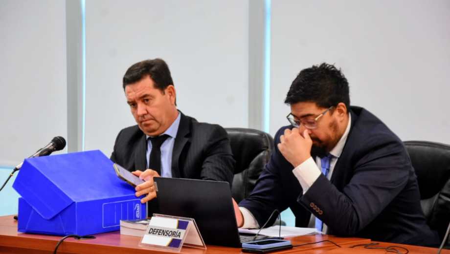 Javier Pino Muñoz y Maximiliano Gómez, defensores de Bertolini. (Foto: Cecilia Maletti)