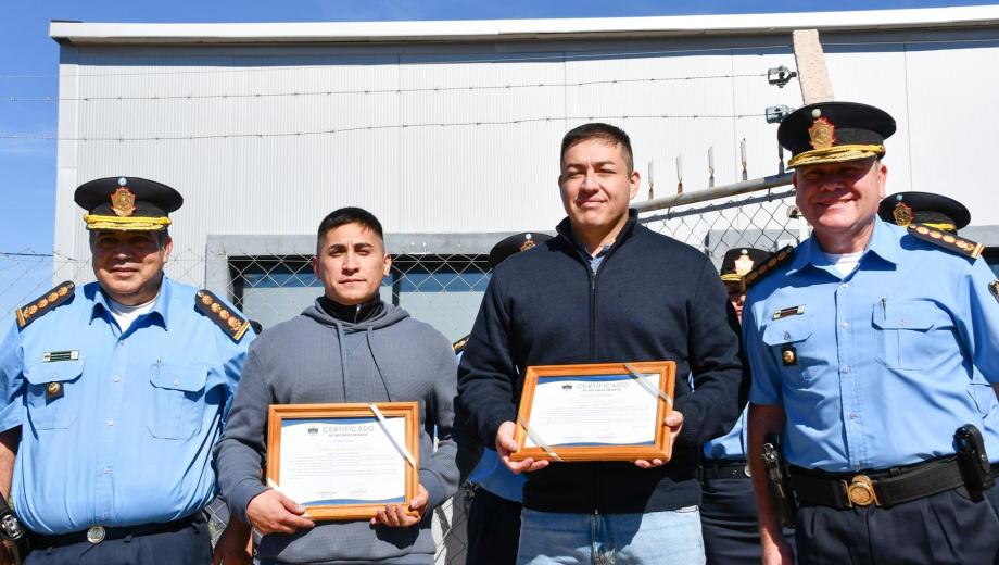 El oficial subinspector Lucas Fuentes y el cabo primero Cristian Muñoz fueron reconocidos. Foto: gentileza.