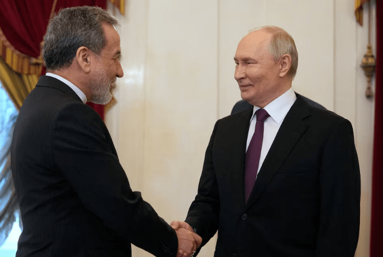 El presidente ruso junto al ministro de Relaciones Exteriores iraní, Abbas Araqchi. Foto: Gentileza Dmitri Lovetsky/REUTERS. 