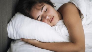 El hábito nocturno que recomiendan eliminar para dormir mejor (y casi nadie lo hace)