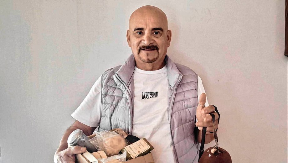 Gregorio, el enfermero de Regina que atesora pertenencias que le dejaron soldados de Malvinas. 