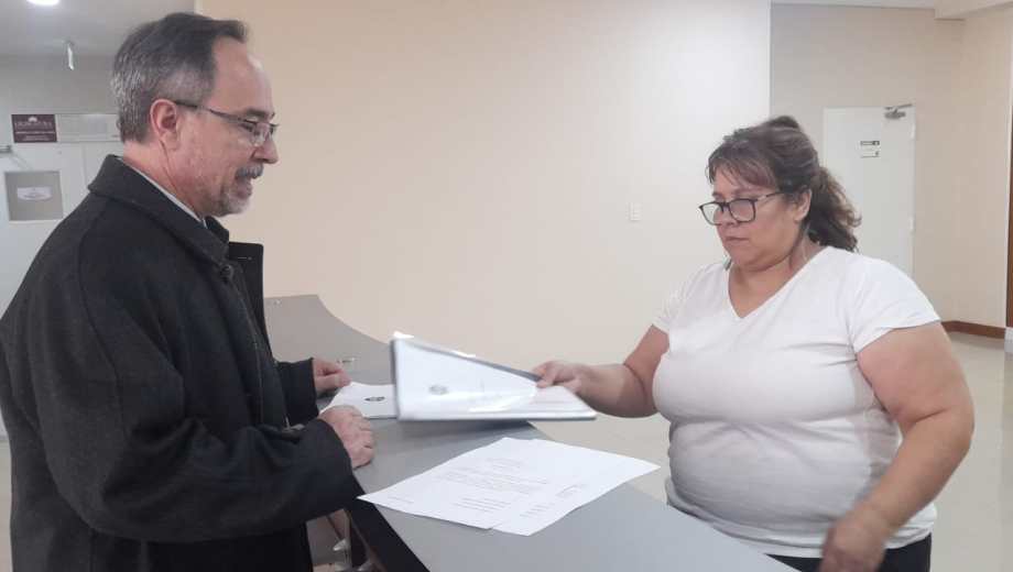 El juez Repetto en la mesa de entradas de la Legislatura, donde presentó el proyecto. (Foto: Gentileza)