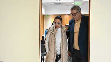 Revés para la mujer acusada de falsa médica en Roca: mantendrán la tobillera y la inhibición de bienes