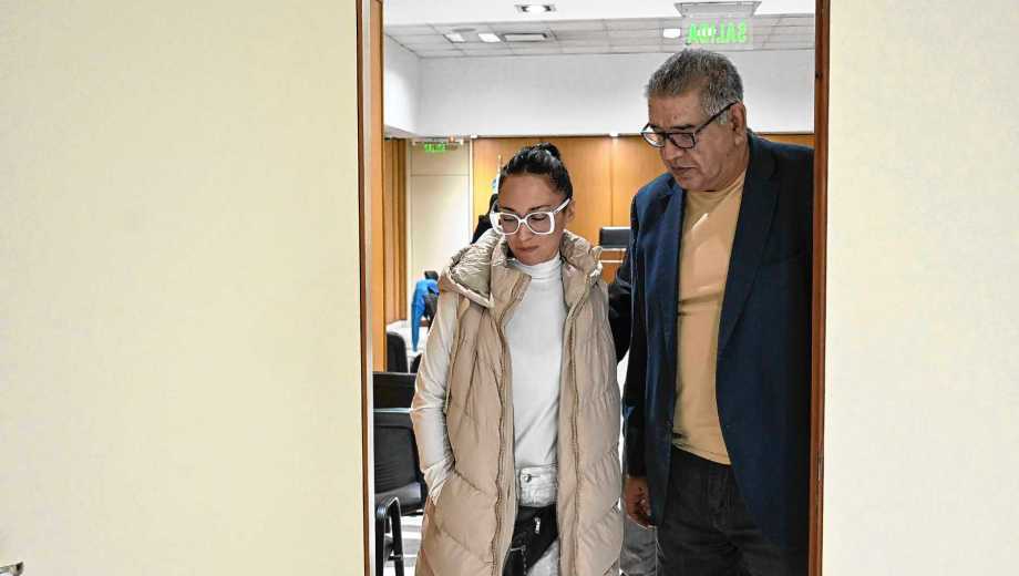 El juez revisor rechazó los argumentos y la mujer acusada de ser falsa médica seguirá con tobillera electrónica. Foto Alejandro Carnevale.