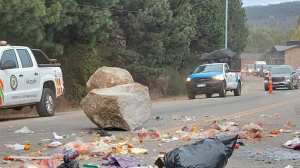 Ruta 40: susto por una roca que cayó sobre una camioneta municipal en San Martín de los Andes