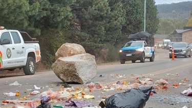 Ruta 40: susto por una roca que cayó sobre una camioneta municipal en San Martín de los Andes