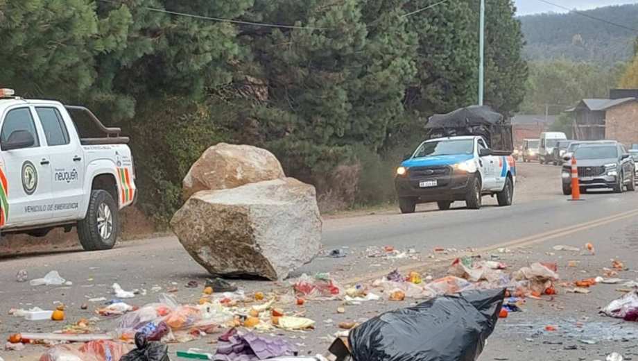 Cayeron rocas sobre la Ruta 40, en San Martín de los Andes. Foto: Gentileza Silvia Marengo/ FM del Lago. 