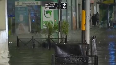 Por el temporal de lluvia en el AMBA, hay calles inundadas y más de 11 mil usuarios sin luz: hay alerta este miércoles
