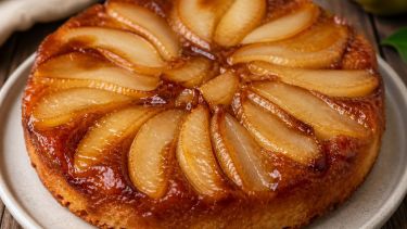 Cómo hacer torta invertida de peras sin harina y con caramelizado natural