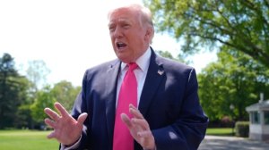 Donald Trump anunció que el lunes una delegación negociará con Irán pero mantuvo su amenaza si no hay acuerdo