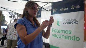 Vacunarse sin bajarse del auto, la propuesta que se implementa en los puentes carreteros
