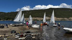El lago Lácar se convirtió en un lugar de encuentro para los chicos de San Martín de los Andes