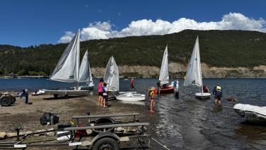 El lago Lácar se convirtió en un lugar de encuentro para los chicos de San Martín de los Andes