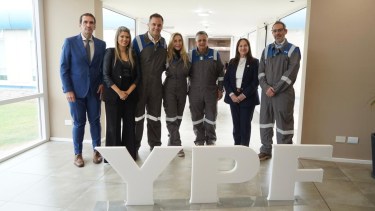 Karina Milei y Manuel Adorni en Neuquén: visitaron a Vaca Muerta y distinguieron a YPF con la Marca País