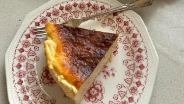 Torta quemada de yogur: receta fácil con solo 5 ingredientes